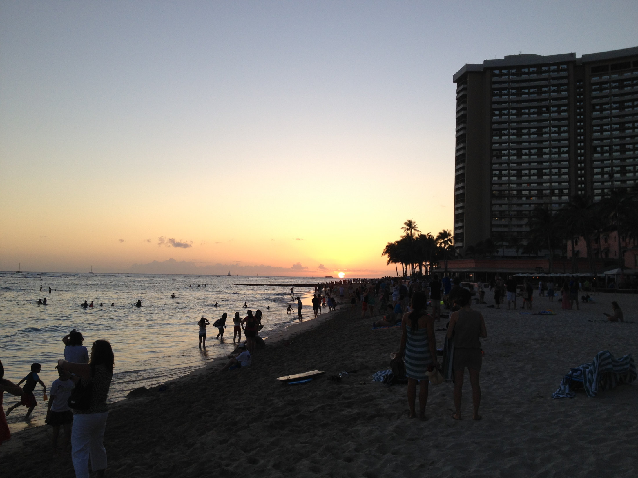 Waikiki Beach mit Sonnenuntergang