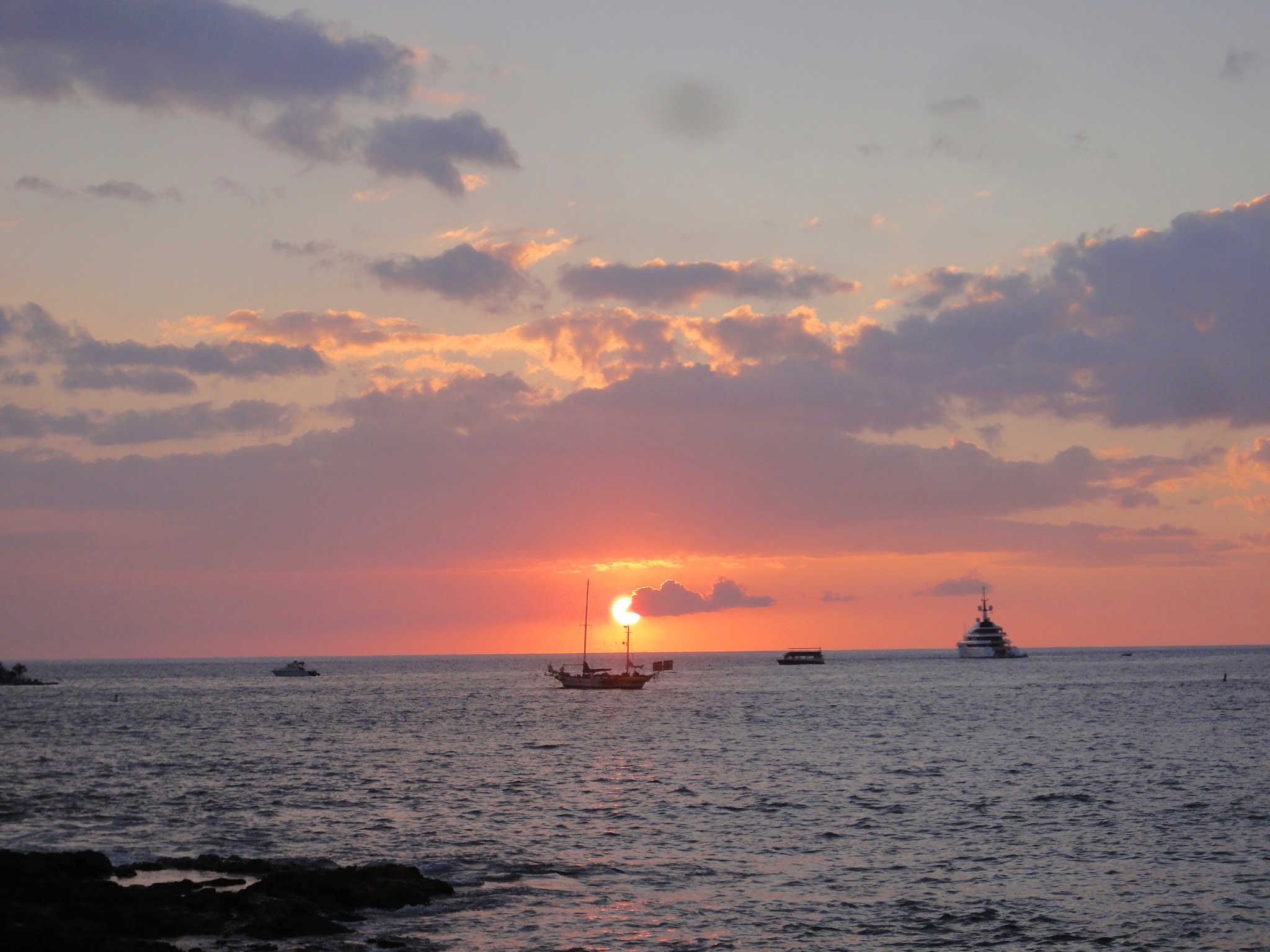 Sonnenuntergang beim Essen in Kona