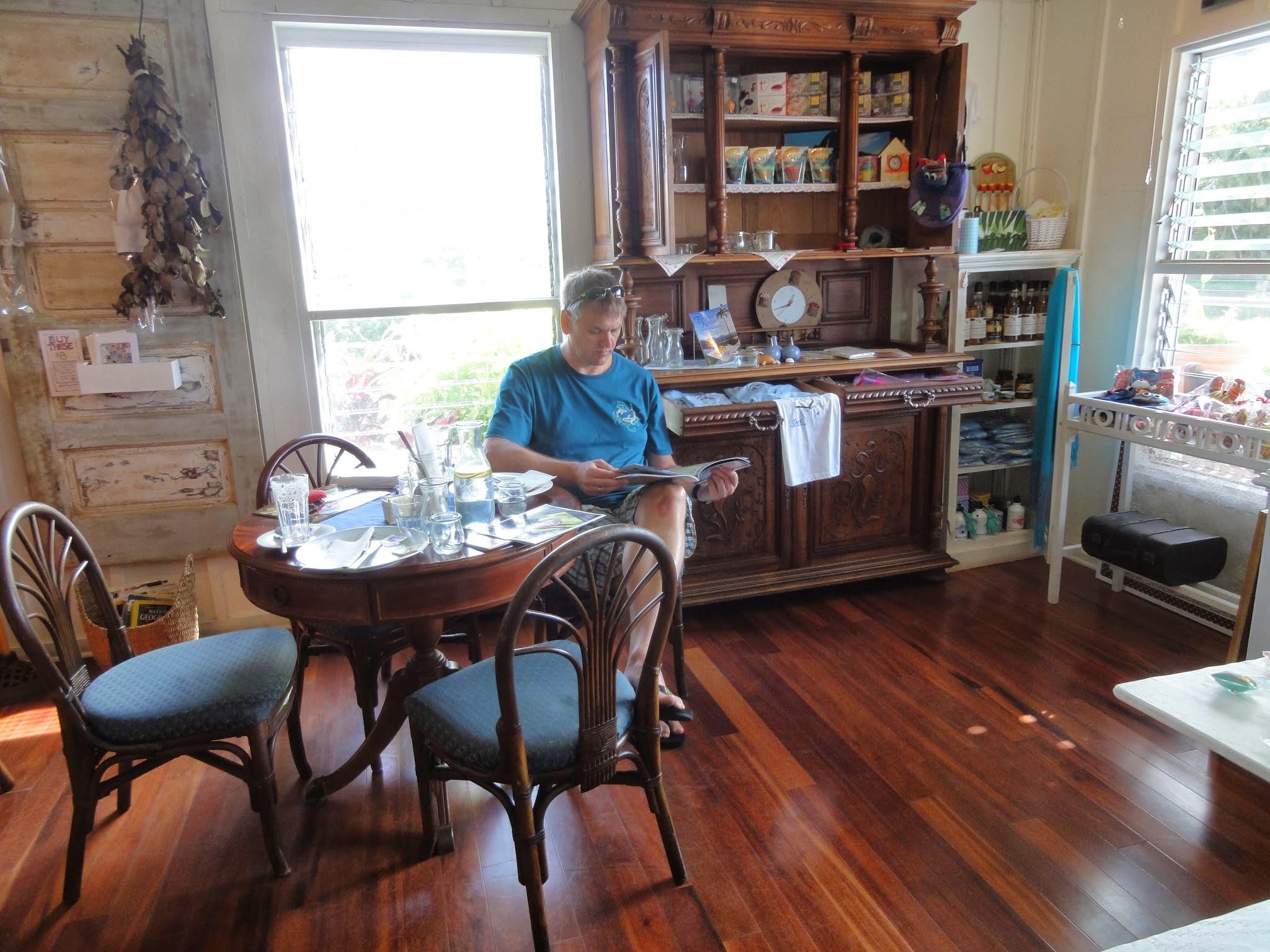 Fred beim Prospekte studieren