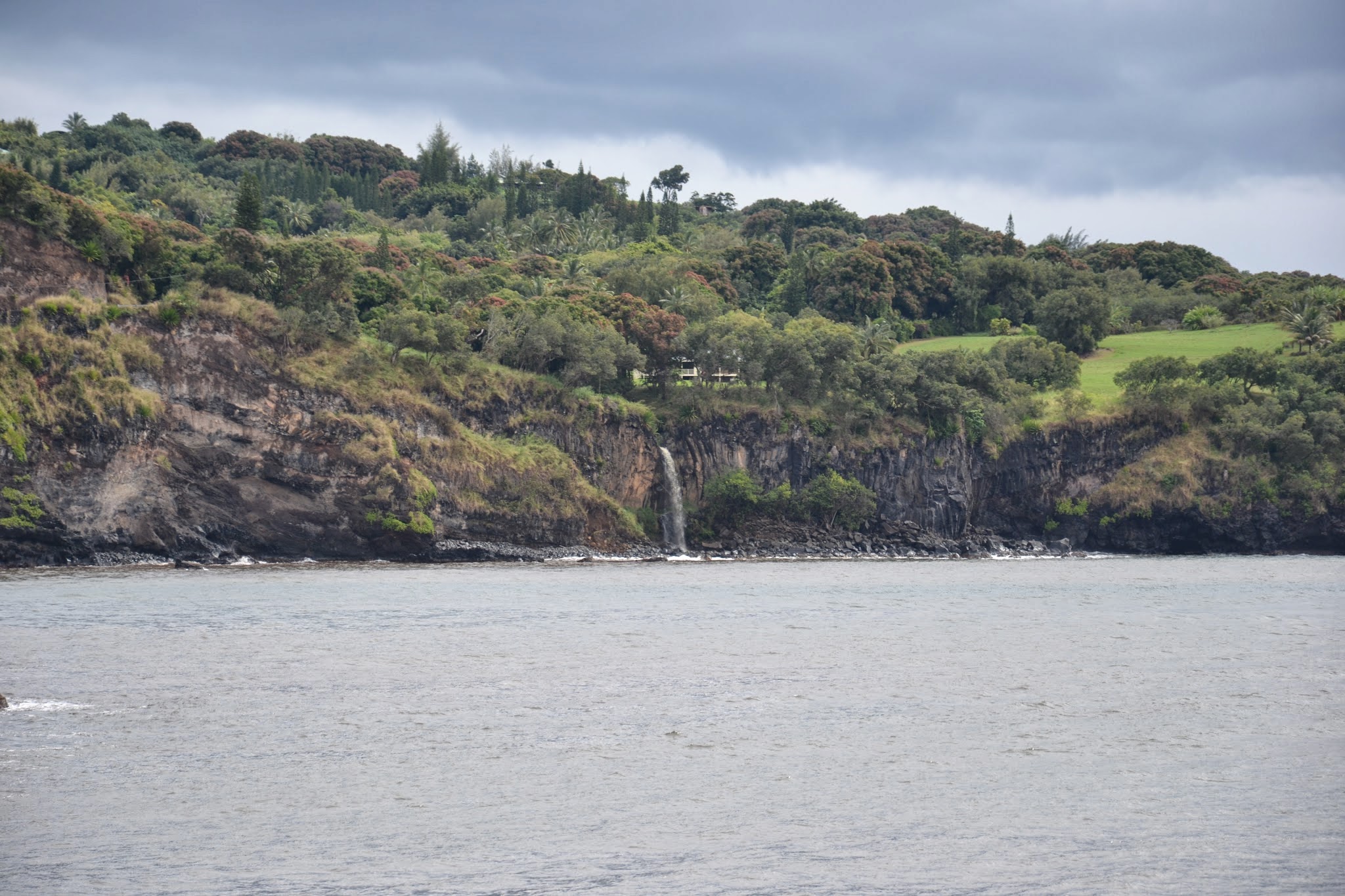 Wasserfall ins Meer