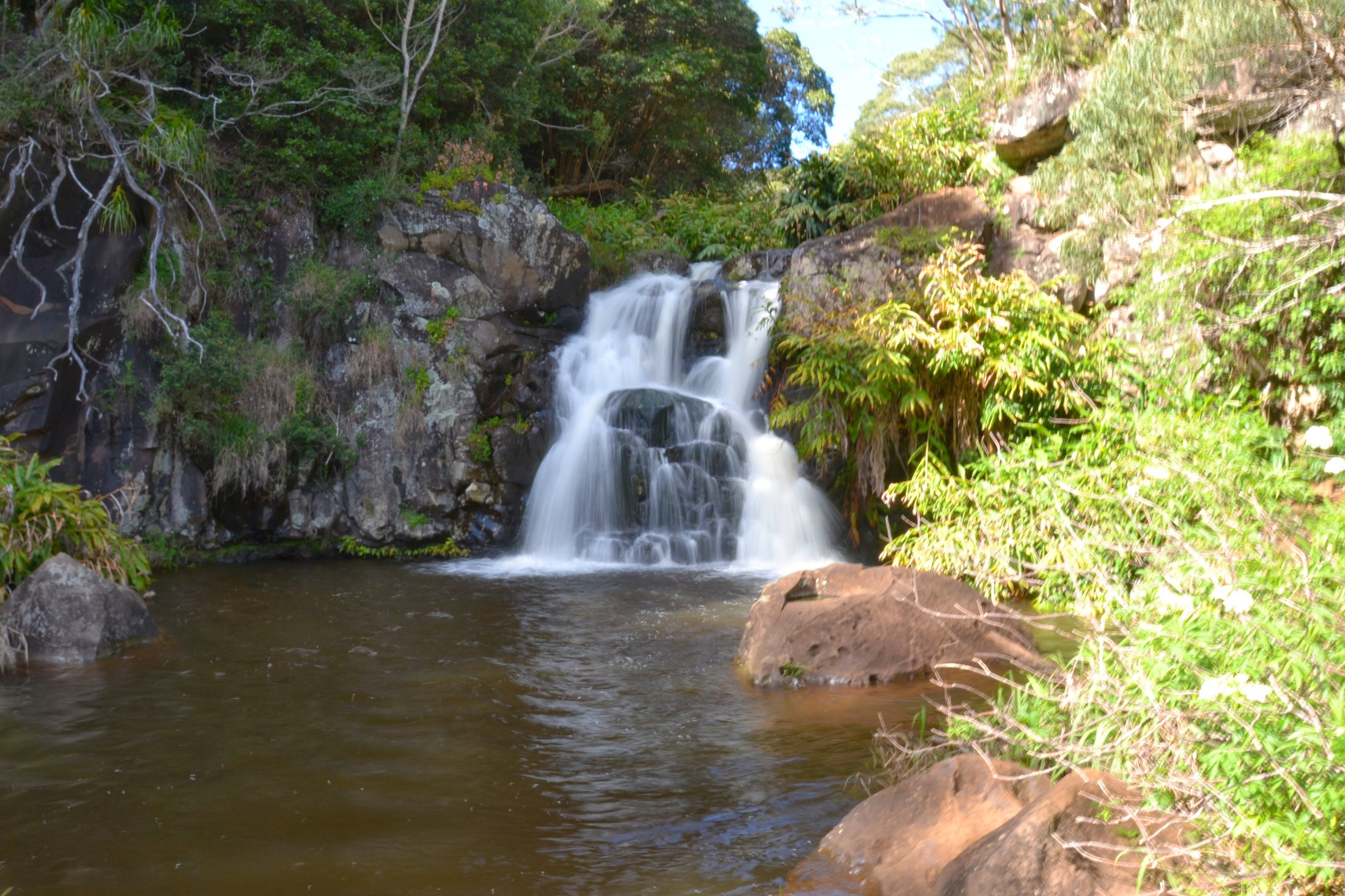 Kleiner Wasserfall mit Badmöglichkeit