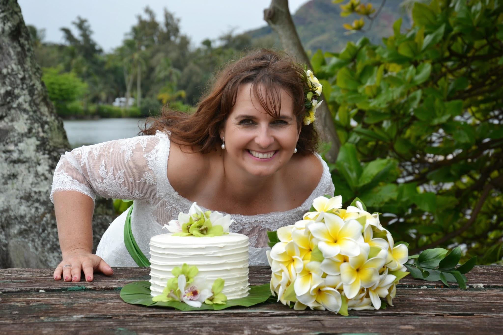 Nicole im Glück Passionfruit-Chocolate-Cake und Frangipani Bridal Bouquet