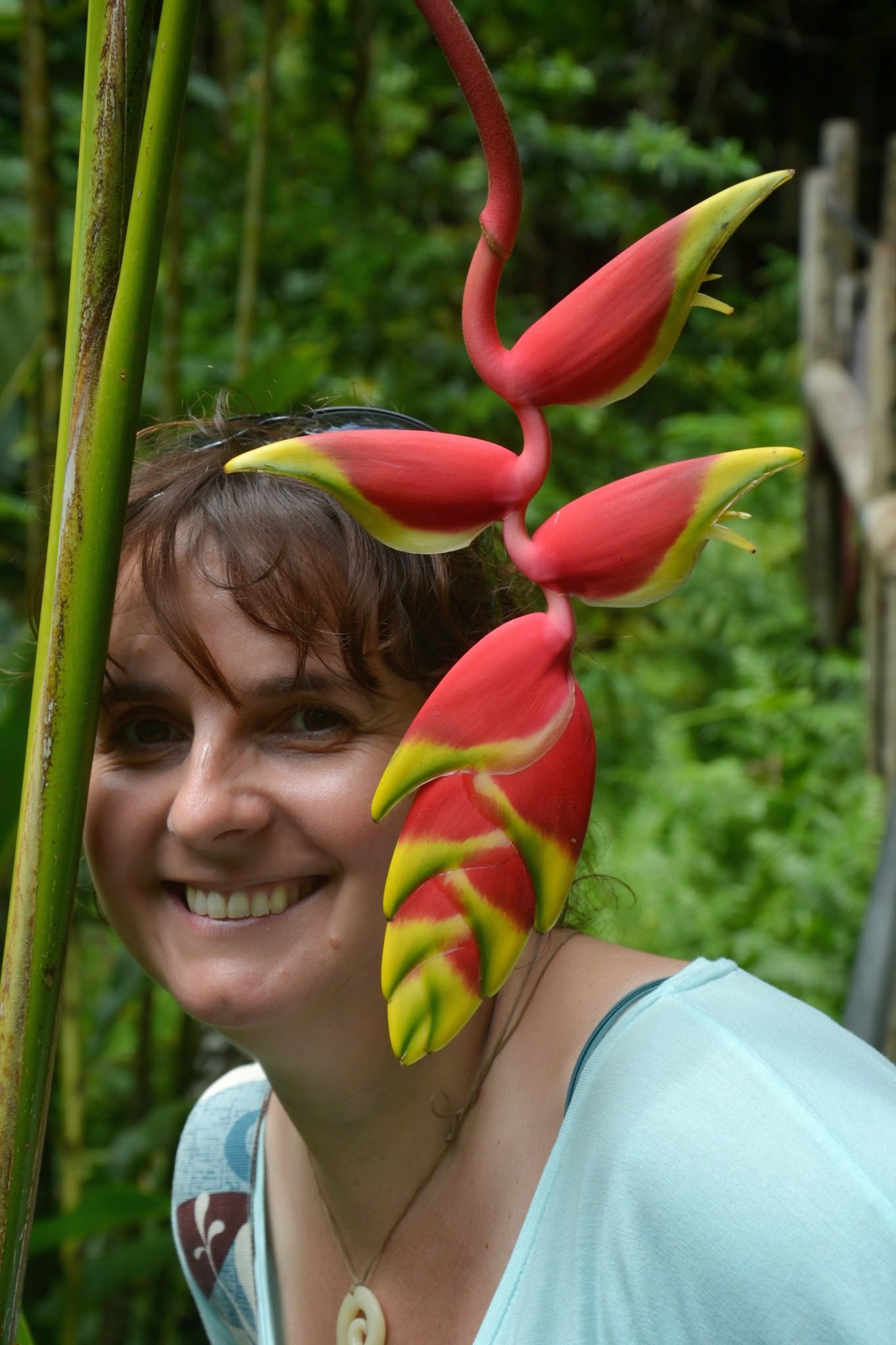 Nicole mit Blüten im Haar...
