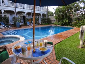 Frühstück am Pool