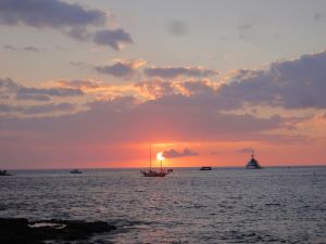 Sonnenuntergang beim Essen in Kona