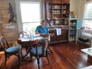 Fred beim Prospekte studieren