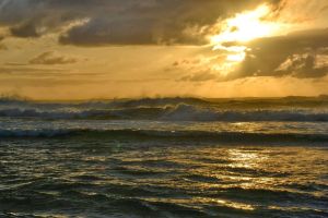 Sonnenuntergang mit wilder Brandung
